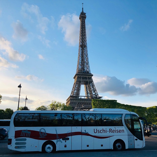 Bus in Paris am Eifelturm.