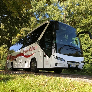 Reisebus im Grünen