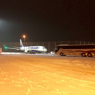 Busse am Flughafen bei Schnee